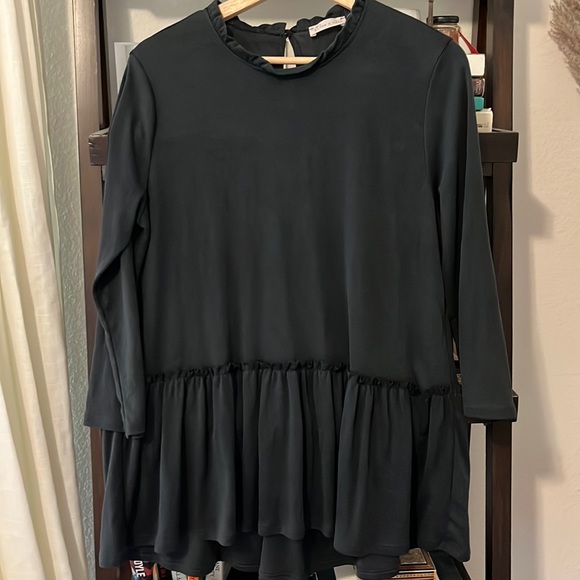 Quarter length black peplum - Picture 1 of 5